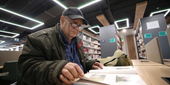 "kitap Kurdu" Hasan Çakır, 60 Yıldır Çantasından Kitap Eksik Etmiyor