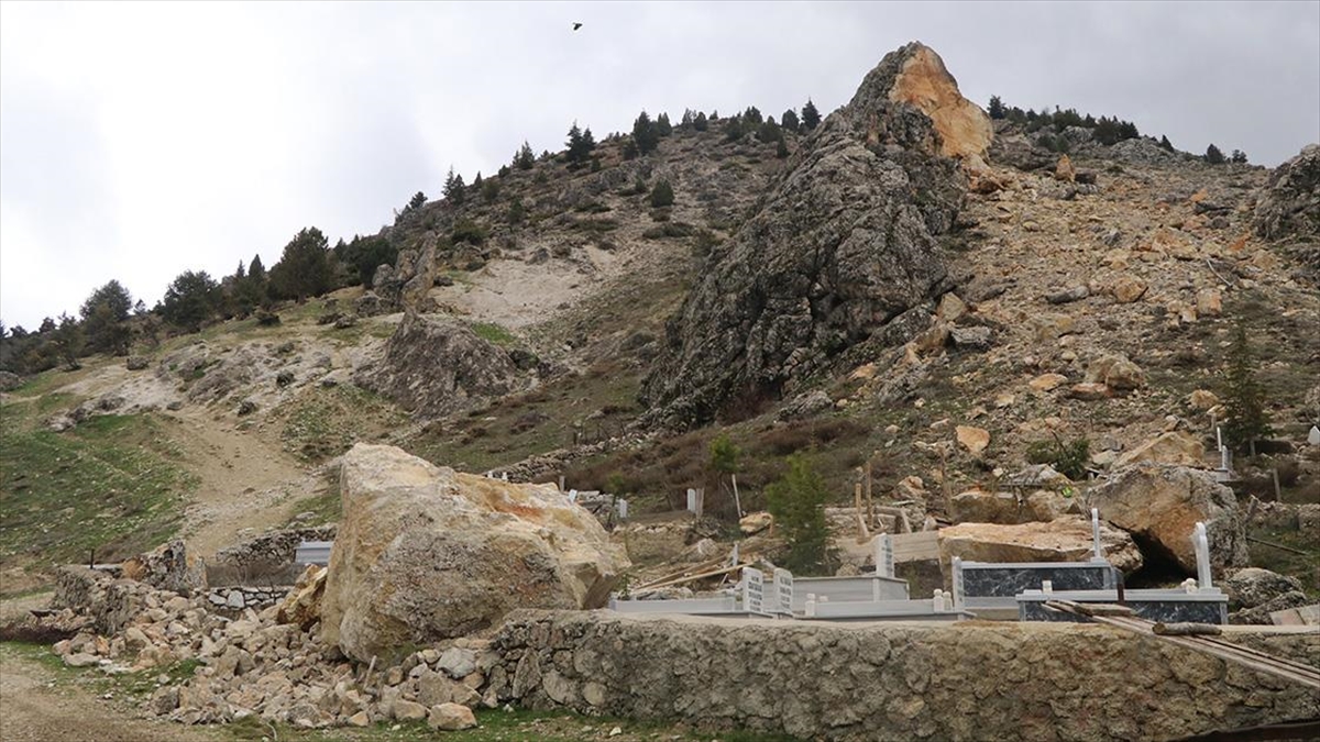 Kahramanmaraş'ta Depremin Etkisiyle Dağdan Kopan Kayalar Mezarlıklara Da Zarar Verdi