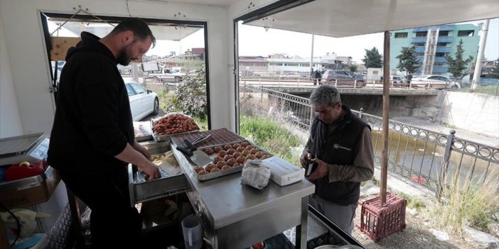İskenderun'da Depremde Binası Yıkılan 69 Yıllık Tatlıcı Seyyar Hizmet Vermeye Başladı