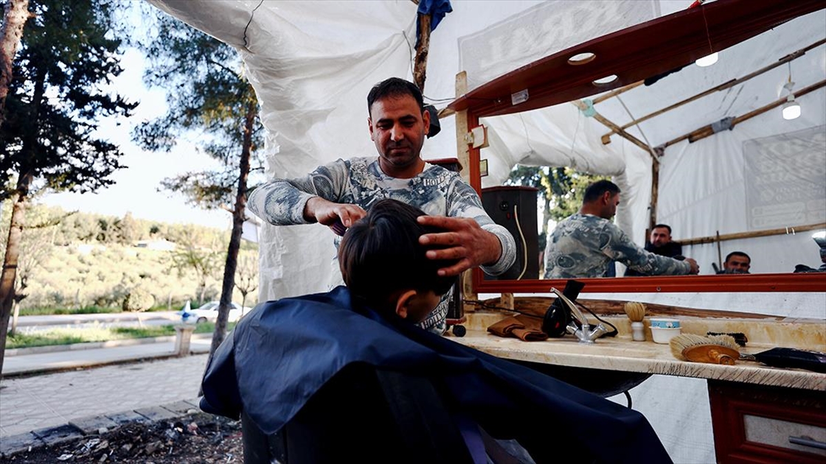 Kırıkhanlı Berber Müşterilerini Kurduğu Çadırda Tıraş Ediyor