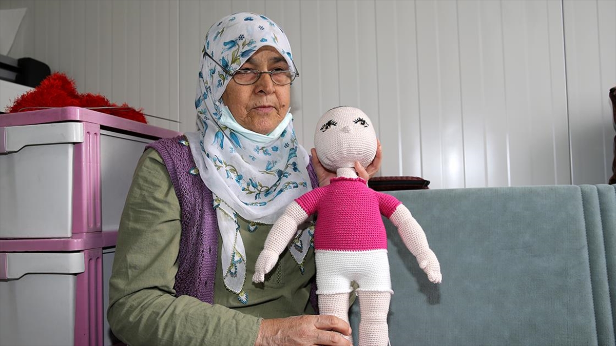Depremzede Kanser Hastası, Konteynerde Yaptığı Örgü Bebekleri Satıp Bütçesine Katkı Sağlıyor