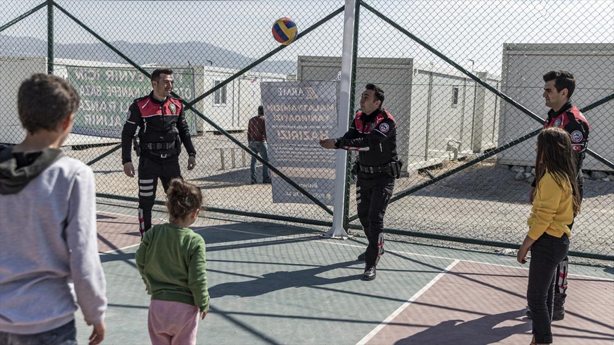 Yunus Timleri Güvenliğini Sağladıkları Konteyner Kentteki Çocuklarla Oyunlar Oynuyor