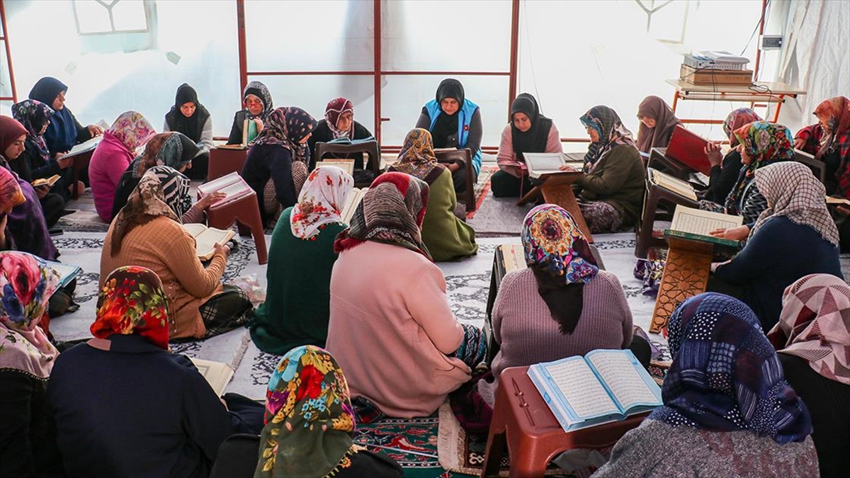 Adıyaman'da Depremzede Kadınlar "mukabele" Geleneğini Çadırda Sürdürüyor