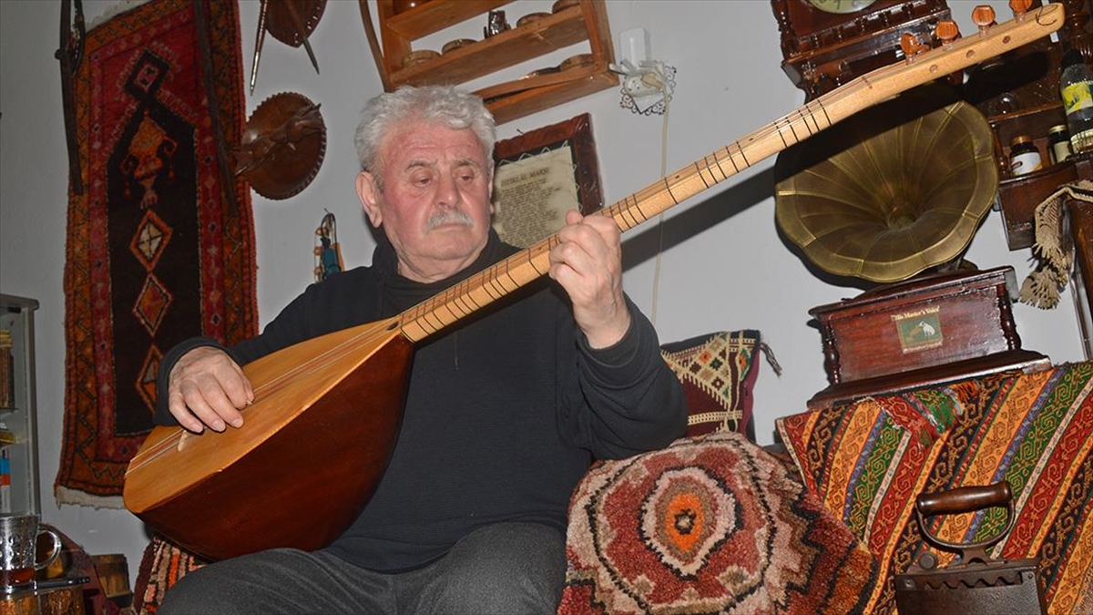 Ağrı'da Onlarca Öğrenci Yetiştiren Usta Yarım Asırdır Bağlama Çalıyor