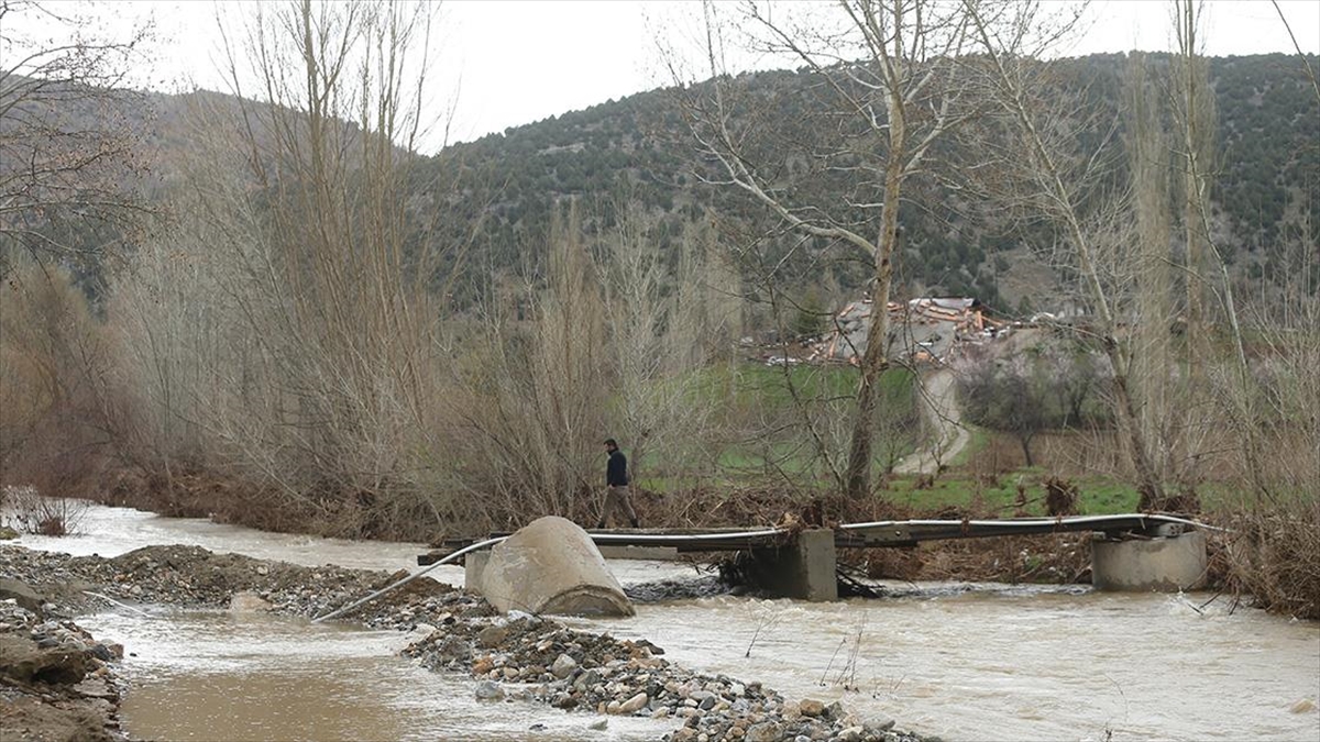 Malatya'da Selde Hasar Gören Köprü İle Yol Yenileniyor