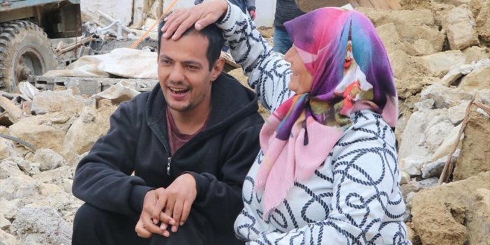 Deprem Travması Yaşayan Engelli Metehan, Annesinin Yanından Ayrılamıyor