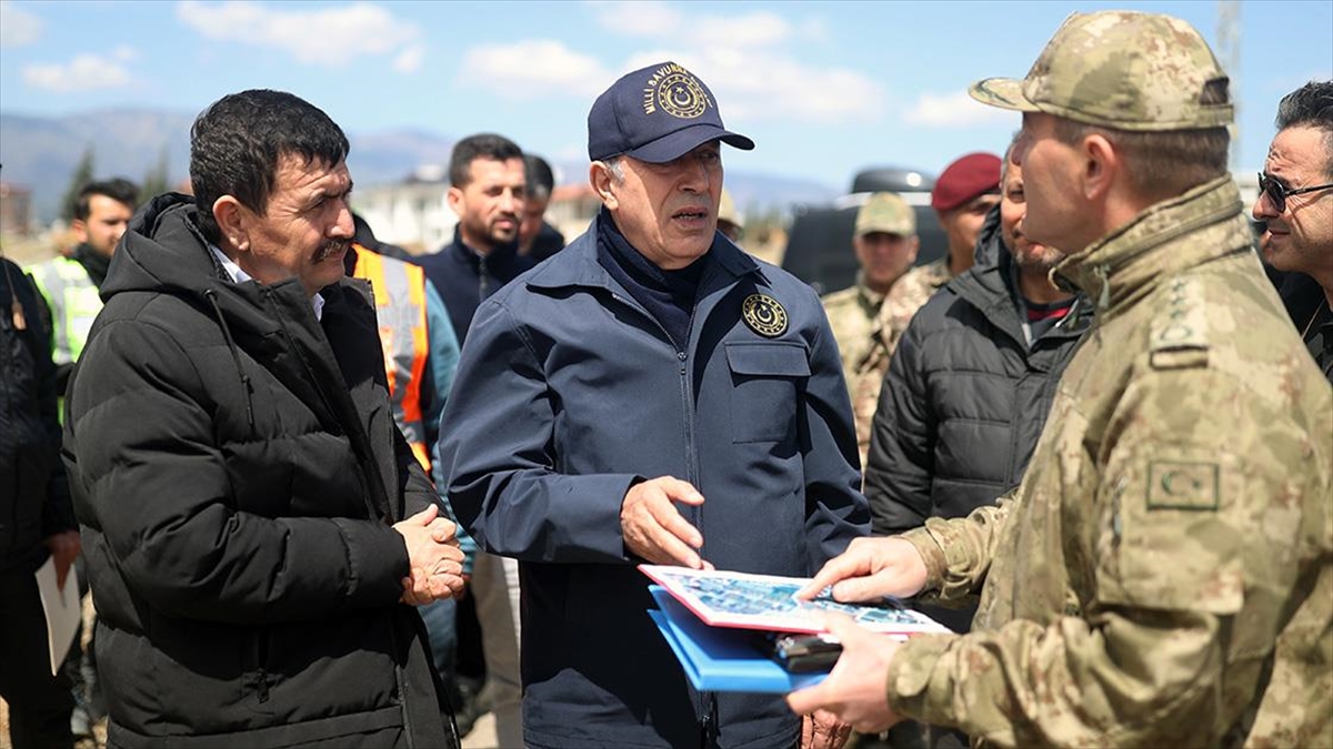 Bakan Akar, Nato'nun Kuracağı İkinci 4 Bin Kişilik Çadır Kentte İncelemelerde Bulundu