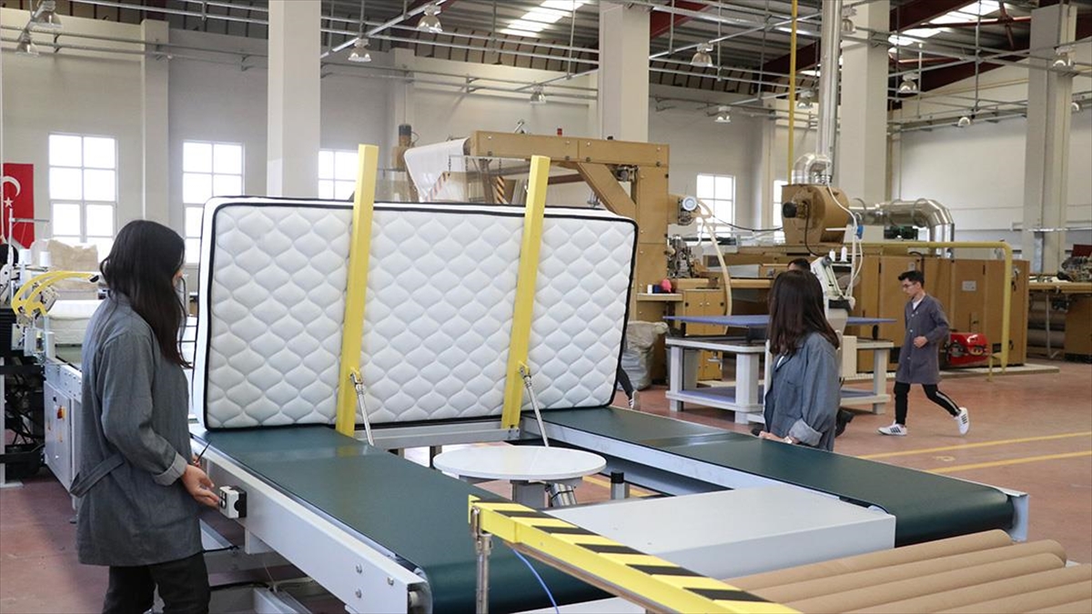 Meslek Liseli Öğrenciler Depremzedeler İçin Yatak Üretiyor