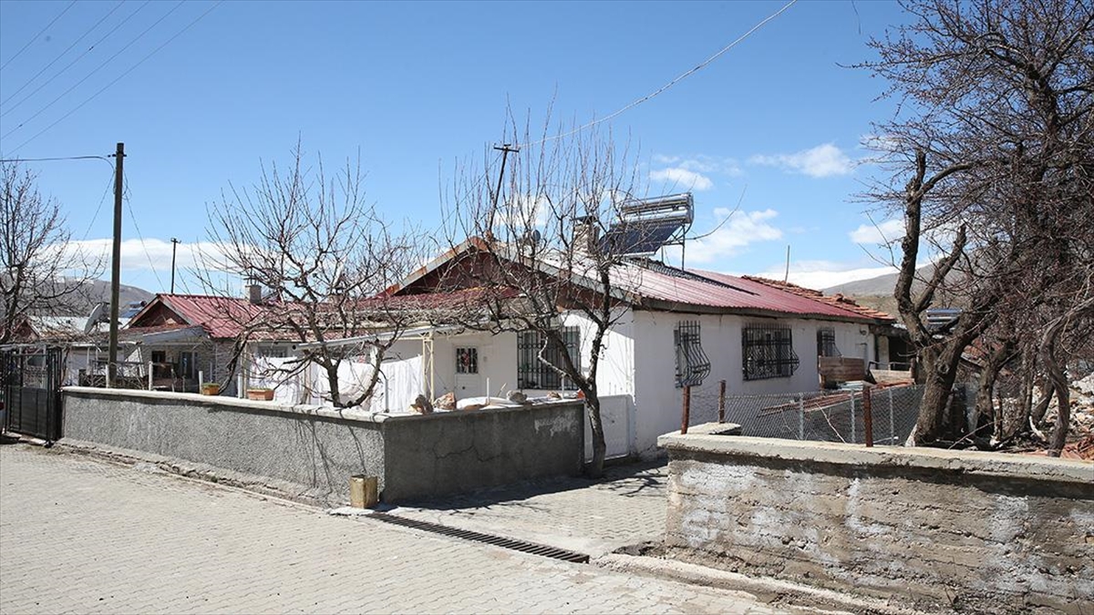 Yapı Stokunun Yüzde 75'ini Kaybeden Mahallede Afet Konutları Depremde Ayakta Kaldı