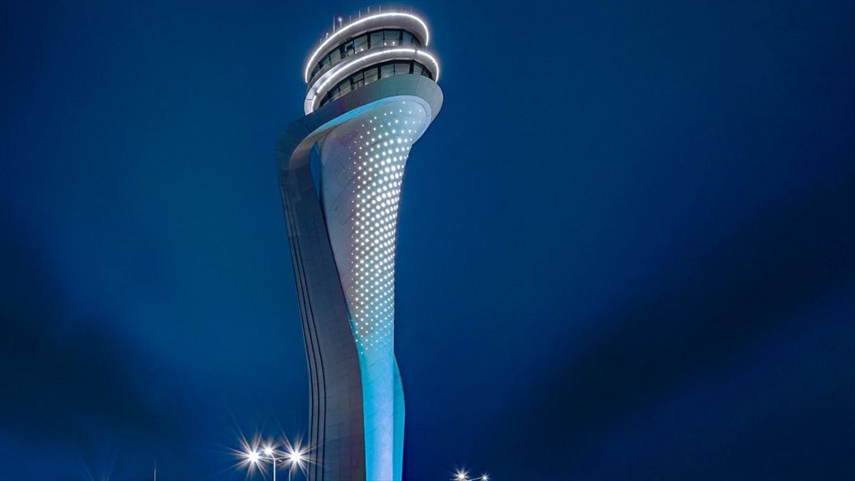 İstanbul Havalimanı Trafik Kontrol Kulesi Mavi Renkle Işıklandırıldı