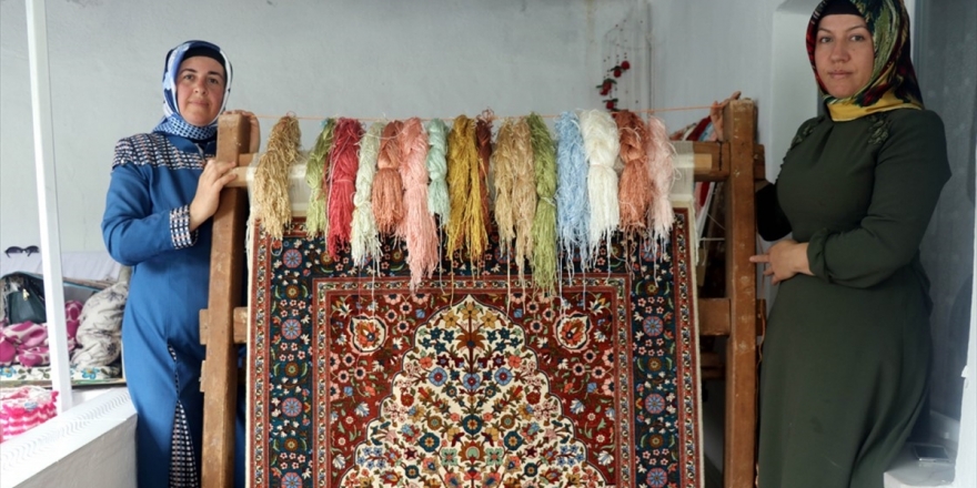 İpek Halıyla Balkonundaki Atölyesinden Dünyaya Açıldı