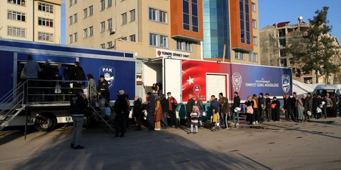 Emniyetin Gezici Aşevinden Günde 5 Bin Depremzedeye Sıcak Yemek Ulaştırılıyor