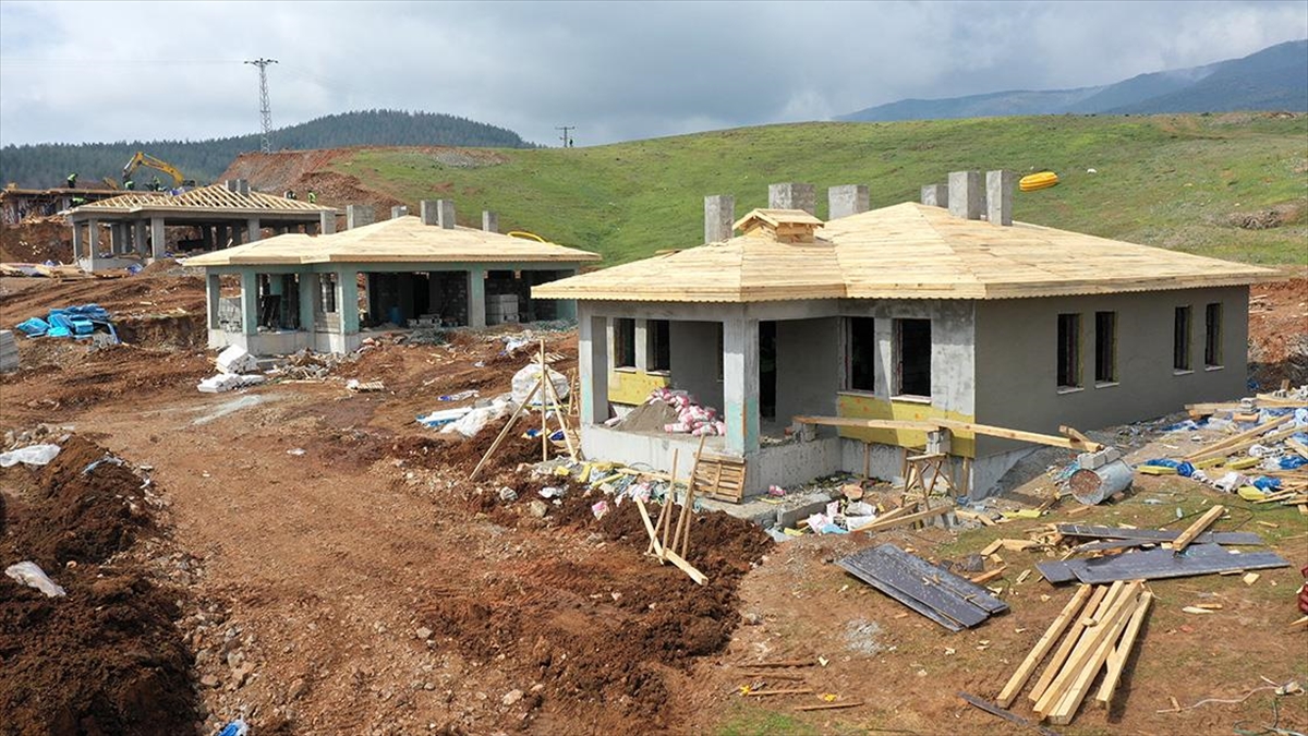 Nurdağı'ndaki Köy Tipi Afet Evlerinde Kaba İnşaat Bitmek Üzere