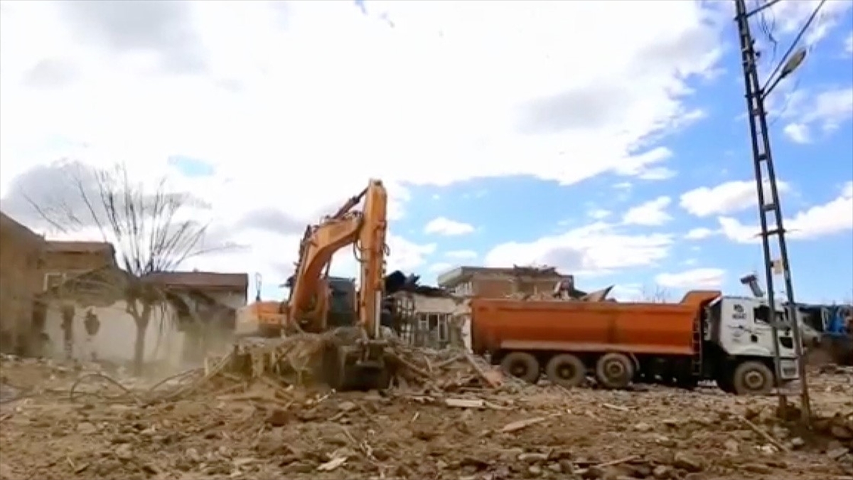 Malatya'da Bina Yıkım Ve Enkaz Kaldırma Çalışmaları Devam Ediyor