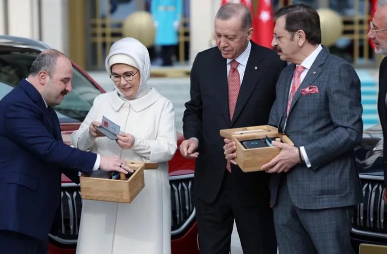 Cumhurbaşkanı Erdoğan ve Emine Erdoğan Togg'u teslim aldı