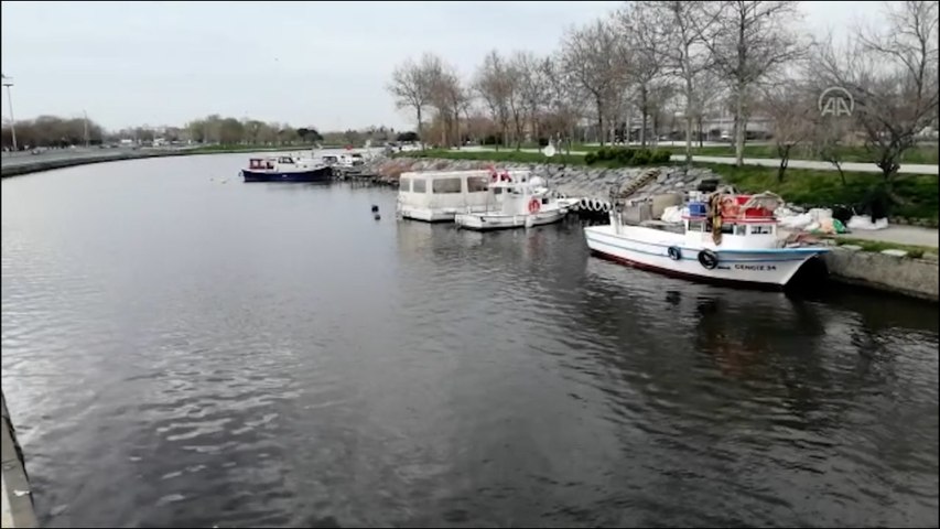 Küçükçekmece’deki Menekşe Deresi’nin rengi değişti