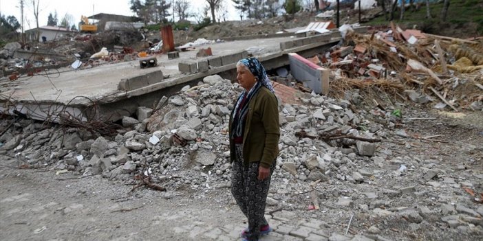 Depremde Eşini Kaybeden Kadın Yaşadıklarını Anlattı
