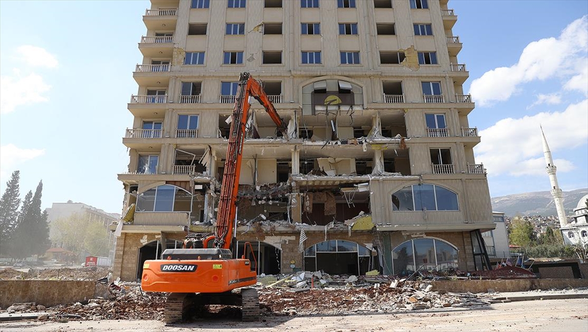 Kahramanmaraş'ta Bina Yıkım Ve Enkaz Kaldırma Çalışmaları 10 Mahallede Sürüyor