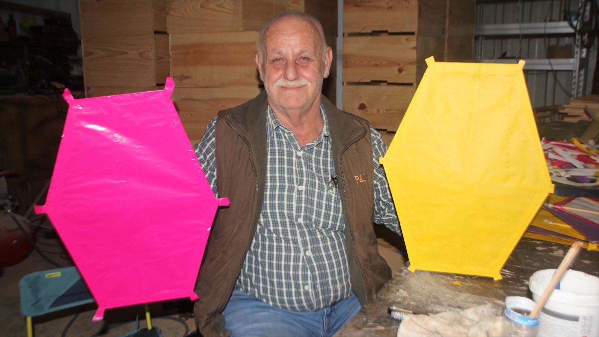 Emekli Polis Memuru Yaptığı Uçurtmalarla Depremzede Çocukların Yüzünü Güldürecek