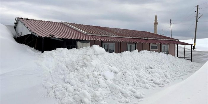 Ardahan'da Yayla Evleri İlkbaharda Kar Altında Kaldı