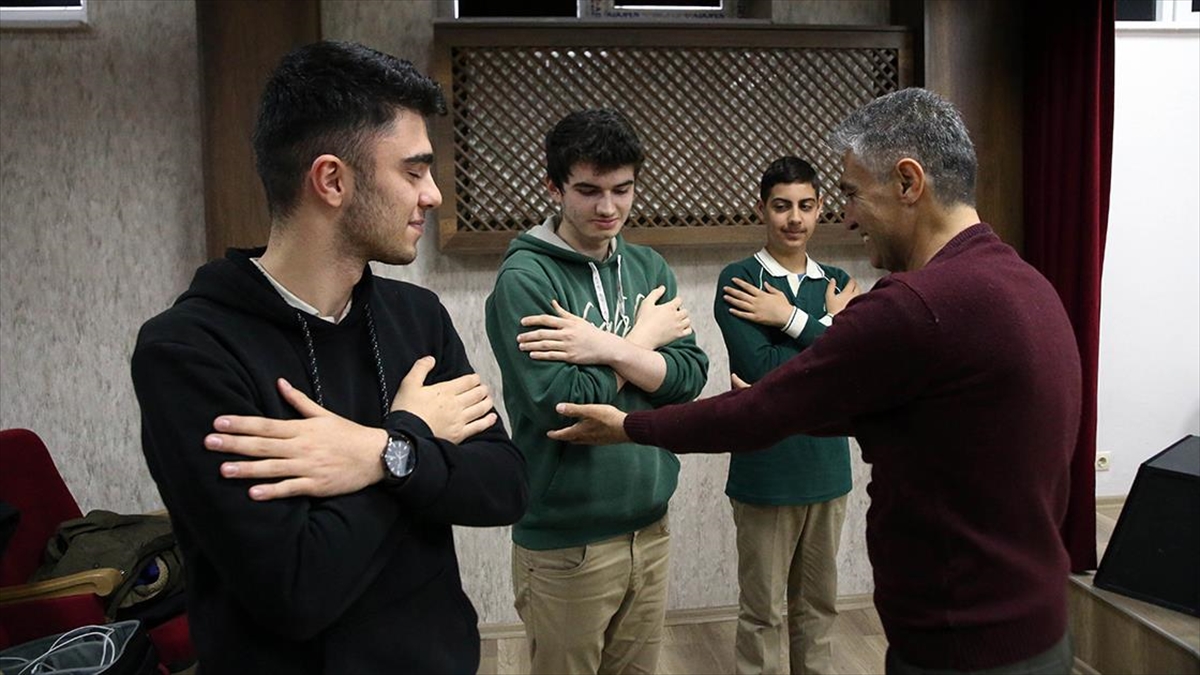 Depremzede Halk Oyunları Eğitmeni Kastamonu'da Açtığı Kursla Semazen Yetiştirmeye Başladı