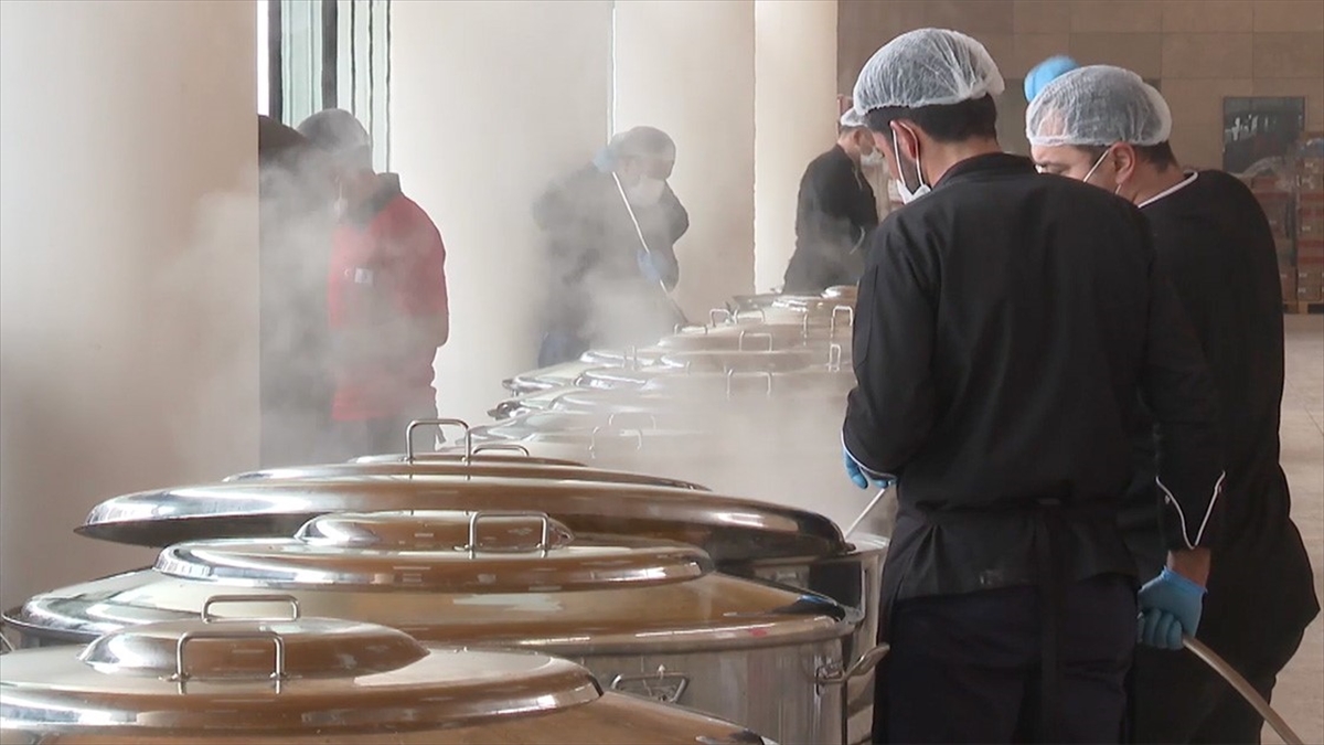 Türk Kızılay Öncülüğündeki Ekipler 2,5 Milyon Kişinin Beslenme İhtiyacını Karşılıyor