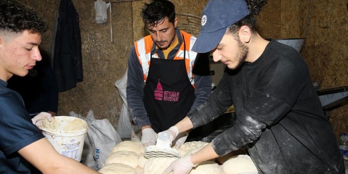 İş Yeri Ağır Hasarlı Kahramanmaraşlı Fırıncı Depremzedeler İçin Ekmek Üretiyor