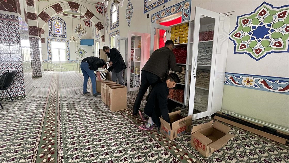 Elazığ'da Camideki "paylaşım Dolabı" Depremzedeler İçin Doluyor