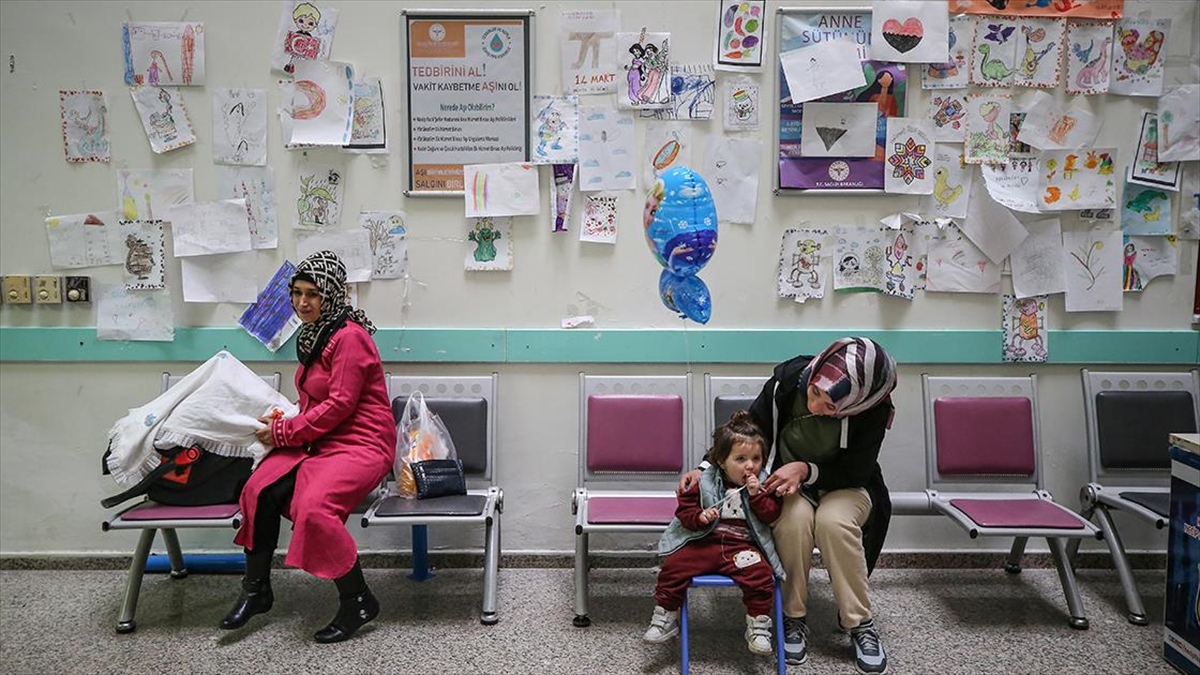 Depremzede Çocukların Yaptığı Resim Ve Boyamalar Hastanenin Duvarında Sergileniyor