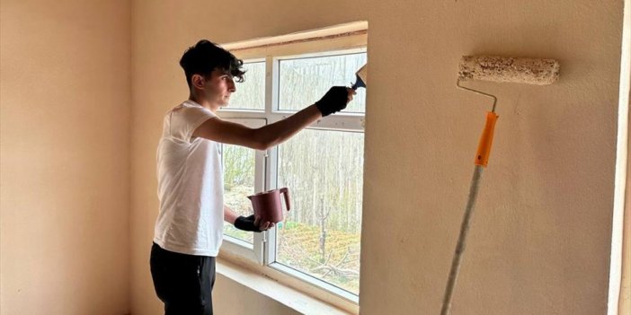 Usta Öğretici Ve Öğrenciler Şemdinli'deki Köy Okulunu Onardı