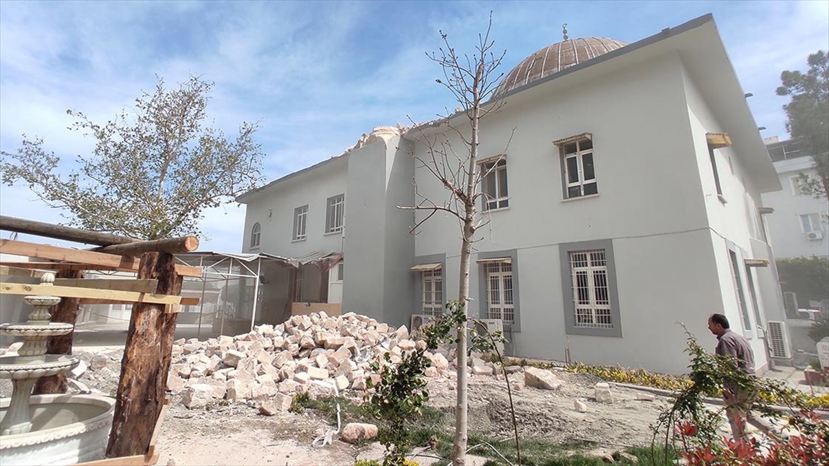 Hatay'da Depremde Hasar Gören Minare Kontrollü Yıkıldı