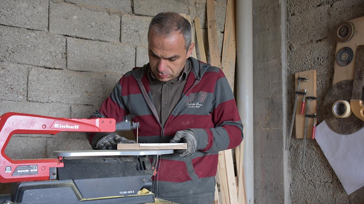 Öğretmen Atölyesinde Yaptığı Ahşap Eşyaları Hediye Ediyor