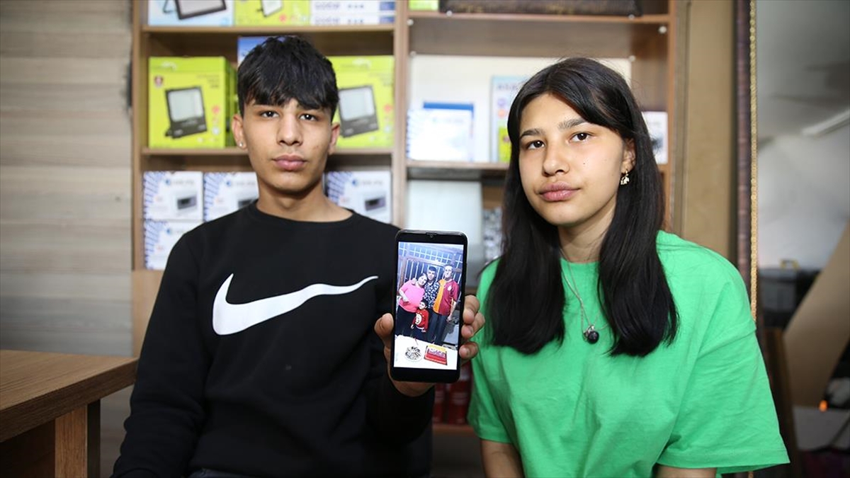 Enkazdan Çıkan Kardeşler, Anne Baba Acısını Birbirlerine Destek Olarak Bastırıyor