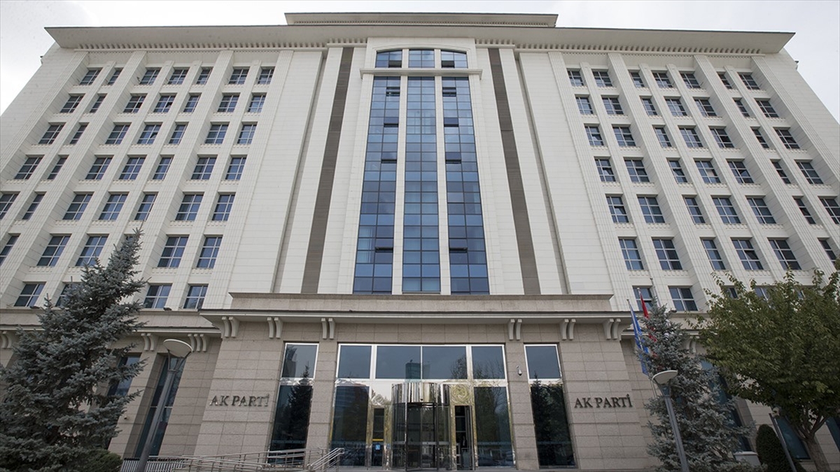 Ak Parti Üçte İkisi Yenilenen Listeyle Seçime Gidiyor