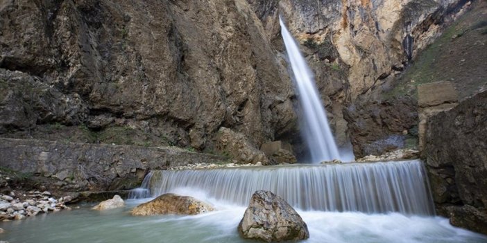 Tunceli'de 80 Metreden Akan Rabat Şelalesi'nde İlkbahar Güzelliği