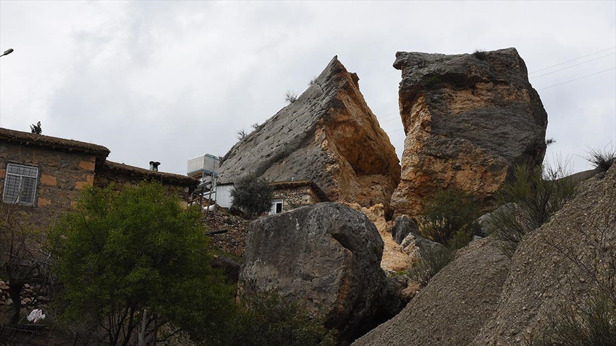 Eski Kahtalılar, Depremlerde İkiye Ayrılan Dev Kayanın Kaldırılmasını İstiyor