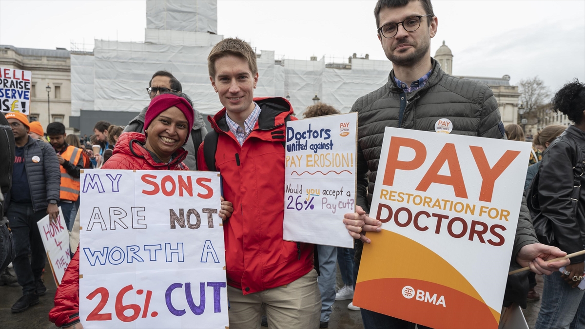 İngiltere'de Greve Giden Binlerce Pratisyen Hekim Başkentte Gösteri Düzenledi