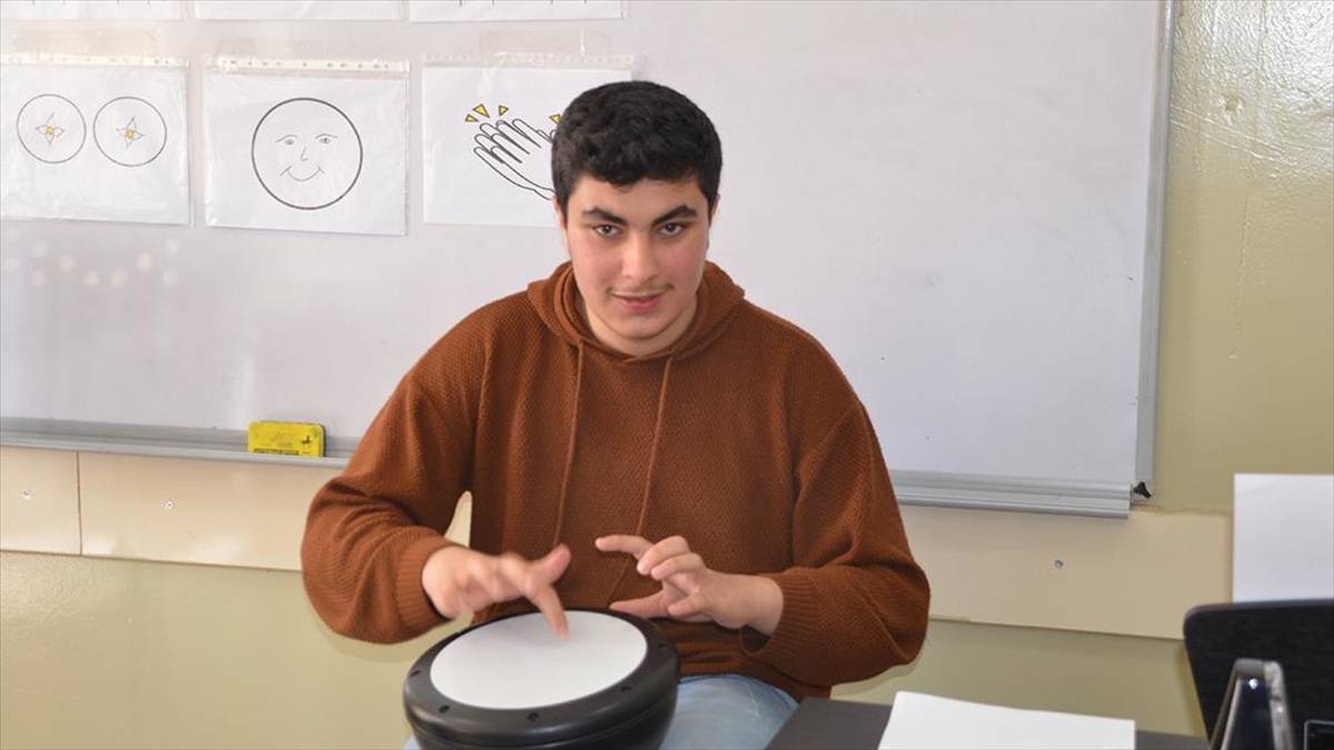 Muş'ta Otizmli Öğrenci, Öğrendiği Telefon Numaralarını Ve Araç Plakalarını Unutmuyor