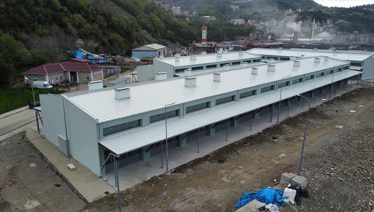 Ayancık'ta Afetzedeler İçin Yapılan Yeni İş Yerlerinin İnşası Tamamlandı