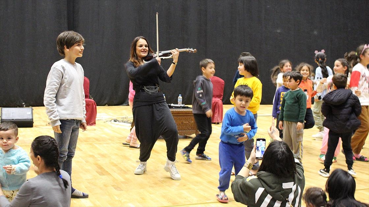 Sanatçılar, Kahramanmaraş'taki Depremzede Çocuklar Ve Gençlerle Buluştu