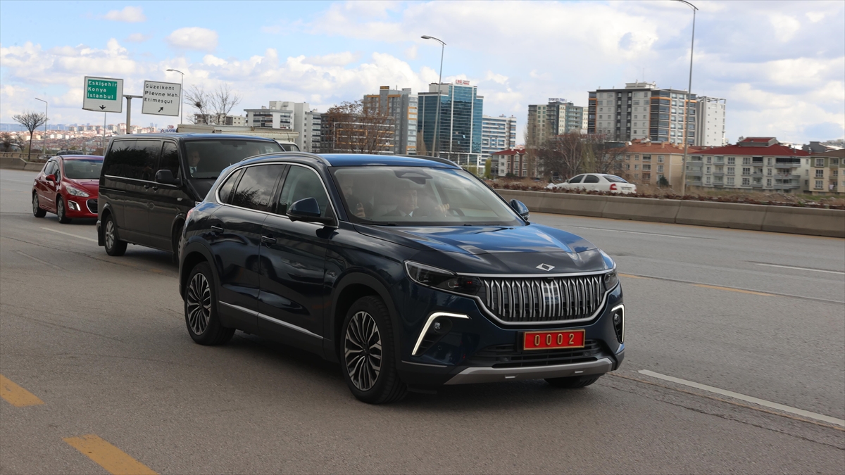 Cumhurbaşkanı Yardımcısı Oktay, Sincan Ziyaretine Yerli Ve Milli Otomobil Togg'u Kullanarak Gitti