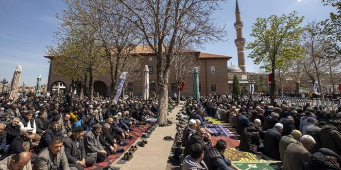 Camilerde Ramazanın Son Cuması Kılındı