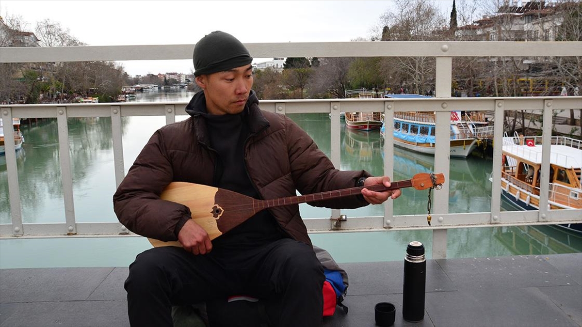 Ülke Ülke Gezerek Geleneksel Türk Müziğini Tanıtıyor