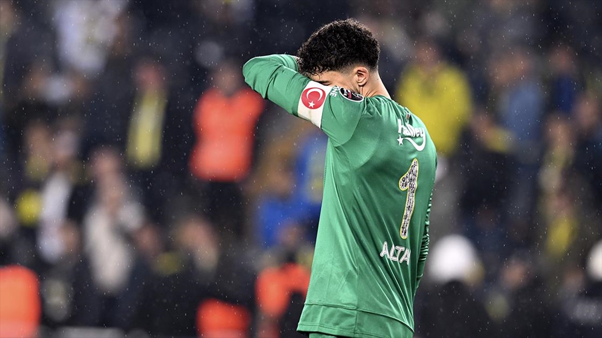 Fenerbahçe'de Altay Bayındır, Sakatlığı Nedeniyle Mke Ankaragücü Maçında Oynayamayacak