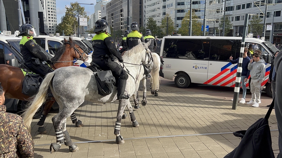 Irkçı Pegıda Hareketi Lideri Wagensveld Amsterdam'da Kur'an-ı Kerim Yırttı
