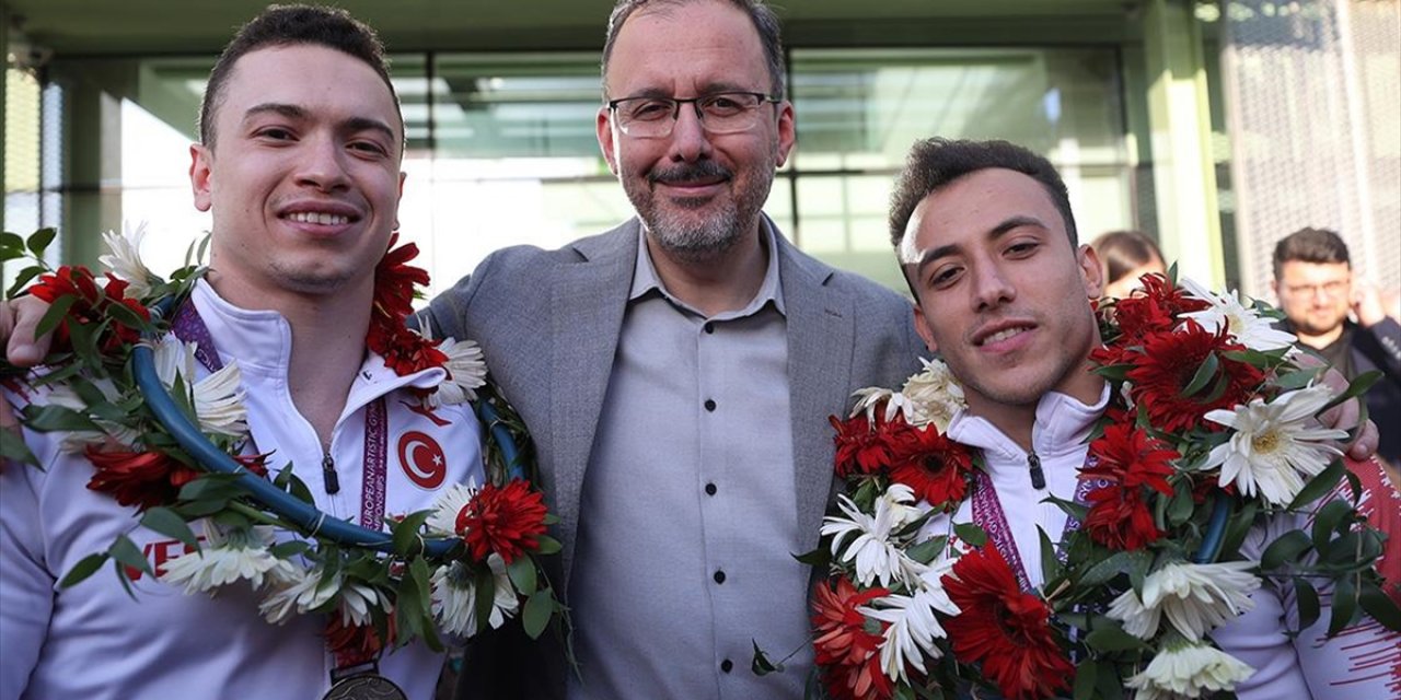 Bakan Kasapoğlu, Türk Sporcuları Karşıladı