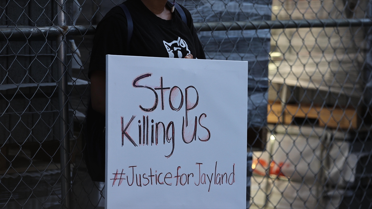 Abd'de Siyahi Genci 46 Kurşunla Öldüren Polisler Jüri Tarafından Suçsuz Bulundu