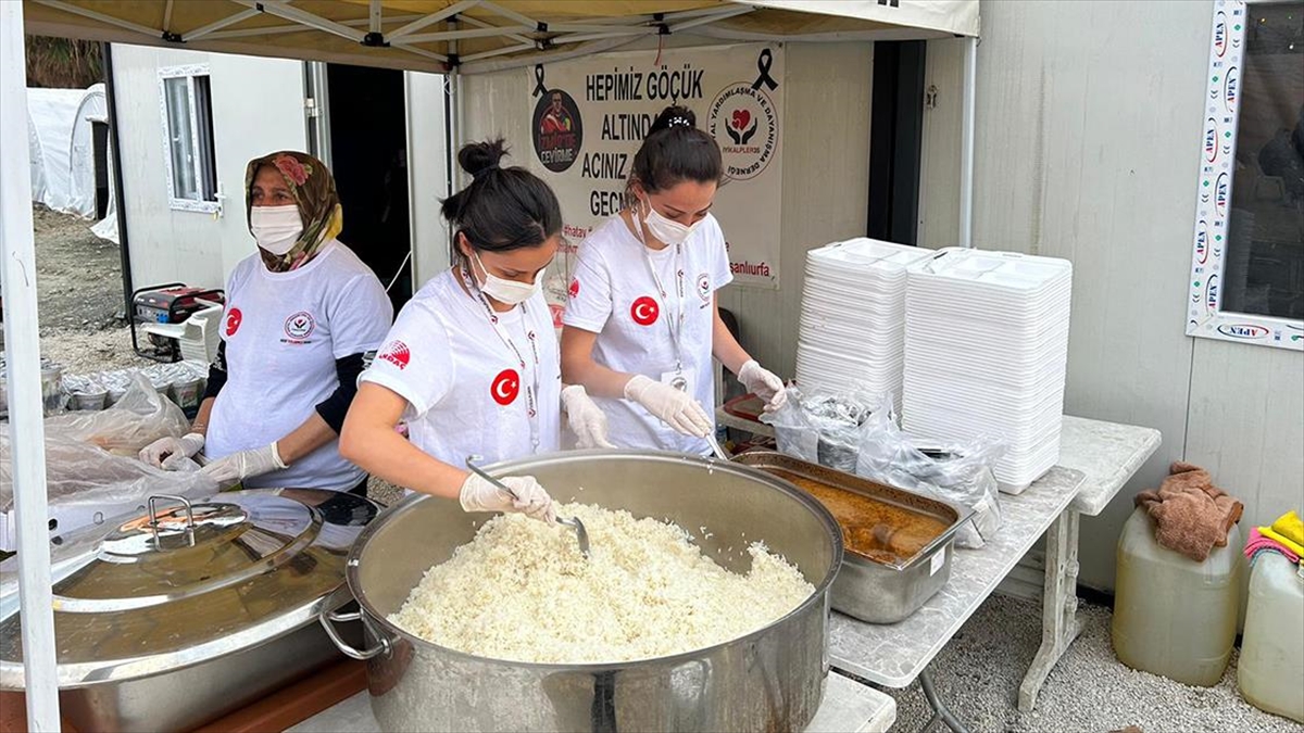 İskenderun'a Çadır Kent Kuran İzmirli Gönüllüler, Afetzedelere Gıda Tedariki De Sağlıyor