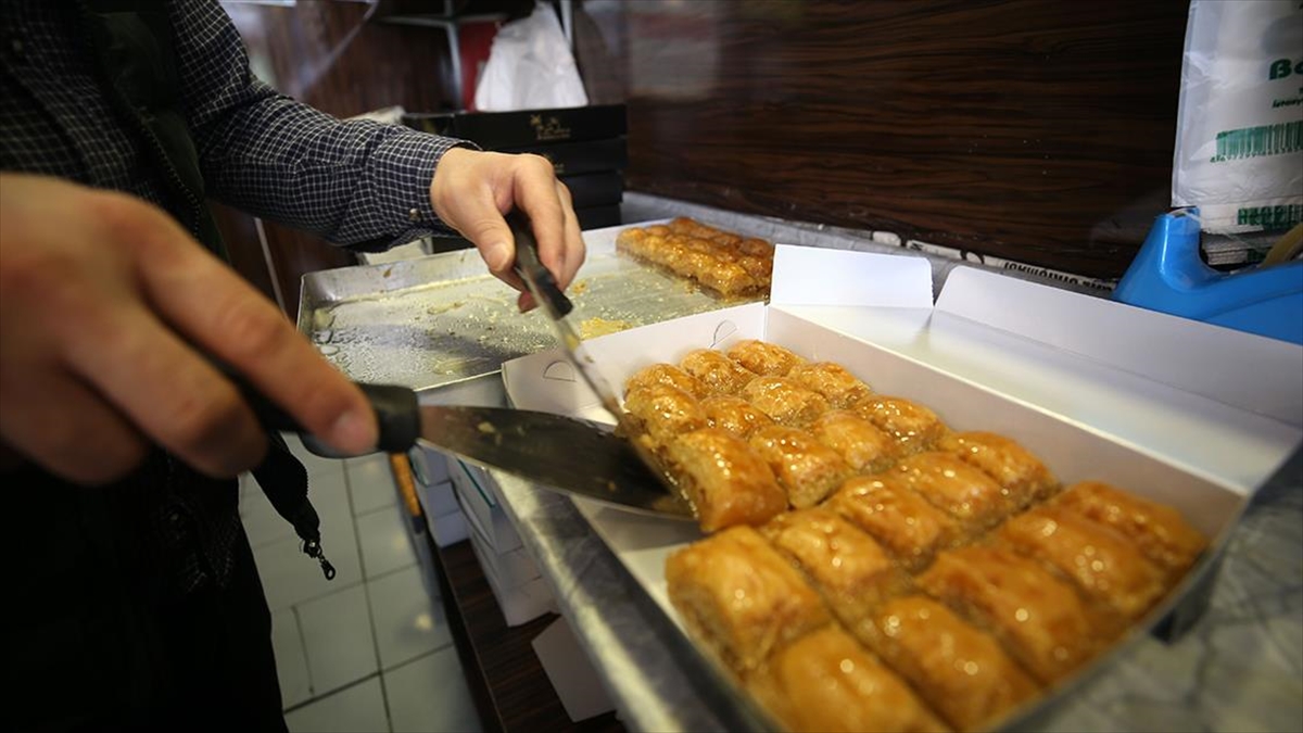 Muş'ta Tatlıcılar Siparişleri Yetiştirmeye Çalışıyor