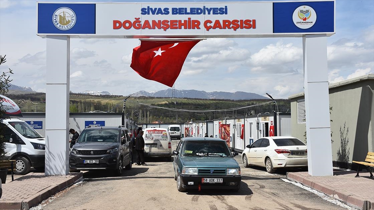 Depremzede Esnaf İçin Kurulan "doğanşehir Çarşısı"nda Bayram Alışverişi Hareketliliği